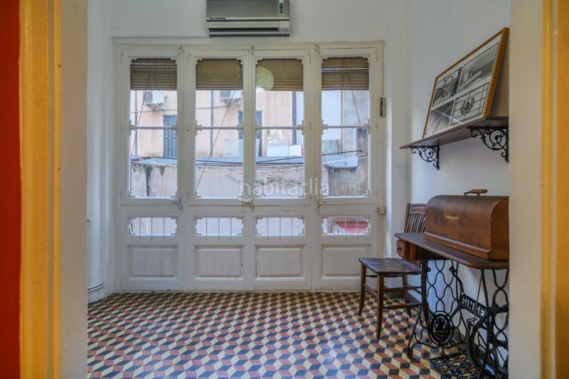 Foto e128663b-9138-42ec-b7bf-39ea13117838. Piso increible piso con balcón en ciutat vella! en Barcelona
