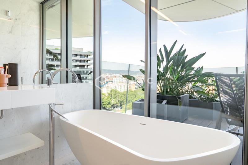 Foto 8173ec13-0405-453b-9385-5d0c697c38ea. Piso vivir el mar desde las alturas exclusiva residencia con terraza panorámica en torre antares en Barcelona