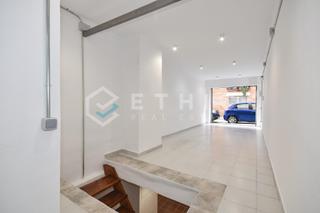 Lloguer Local Comercial  Carrer carrer del beat almató, 26. Fantástico local de 2 plantas con baño e instalación electrica r