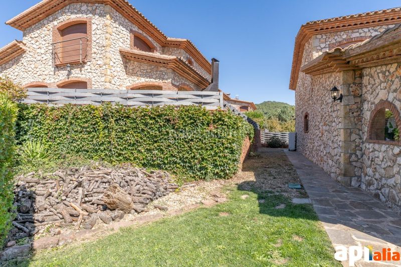 Foto f77d5fbd-d8d9-4868-bb31-32958a83e759. Casa amb aparcament a Prades