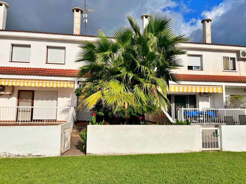 Foto 8bd8904c-d4b4-4937-954f-51574fd36689. Chalet adosado a 30 metros del mar con piscina y amplios espacios exteriores en La Ràpita