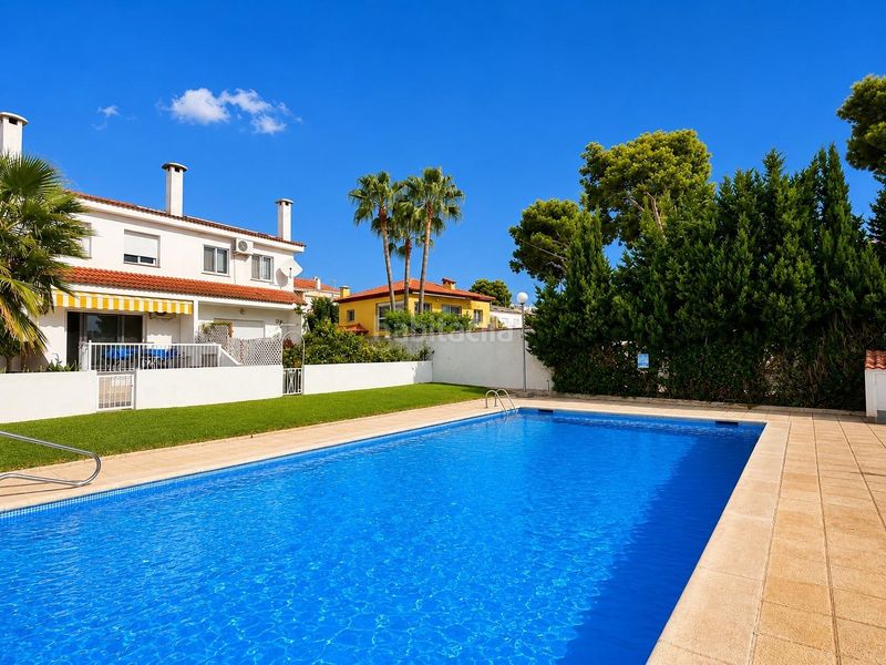 Foto 90f05ff1-82b1-43a3-ba2b-ecfaaba4ac10. Chalet adosado a 30 metros del mar con piscina y amplios espacios exteriores en La Ràpita