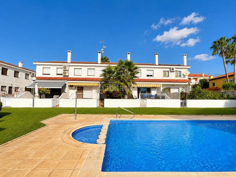 Foto 92b7e004-9cd2-4d37-906a-40bb5f2b5d8a. Chalet adosado a 30 metros del mar con piscina y amplios espacios exteriores en La Ràpita