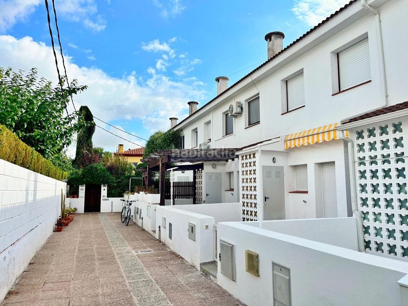 Foto b50d4354-1728-4fc5-97a1-d2d4c94e8c1b. Chalet adosado a 30 metros del mar con piscina y amplios espacios exteriores en La Ràpita