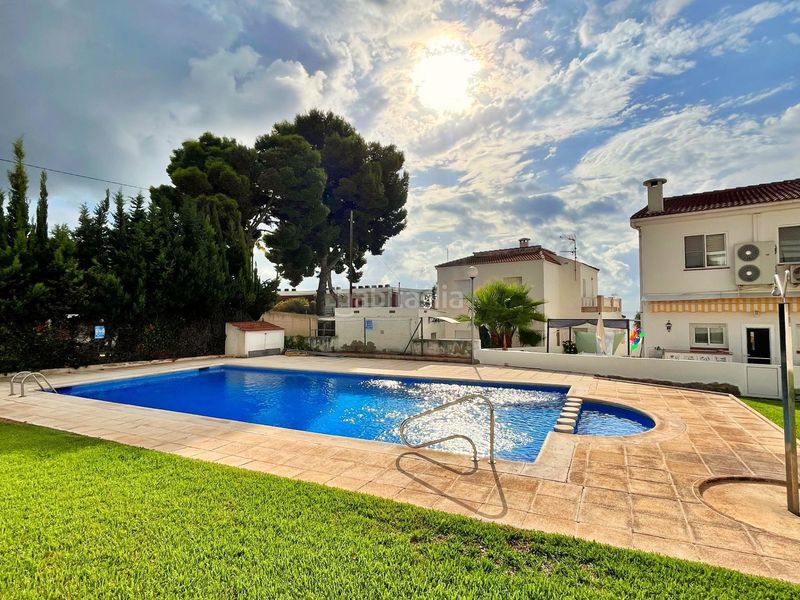 Foto e3a24873-8f7c-4bae-a360-01e567a94f62. Chalet adosado a 30 metros del mar con piscina y amplios espacios exteriores en La Ràpita
