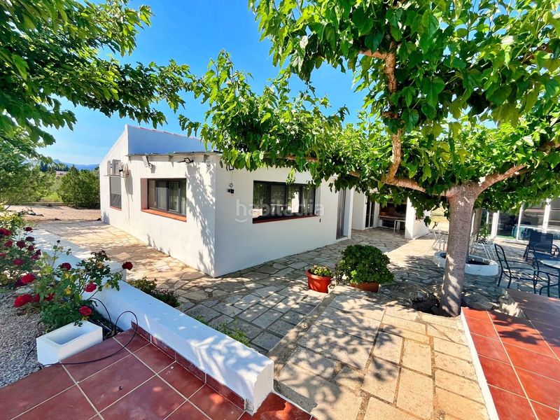 Foto ae3eca3d-9352-4c6b-9a7c-58b3b12402e0. Xalet amb piscina a Sénia (La)