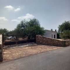 Casa en Urbanitzacions. Finca rústica con casa de campo reformada, olivos, algarrobos y
