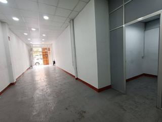 Location Local commercial à Eixample Sud-Migdia. Alquiler de almacén en girona capital