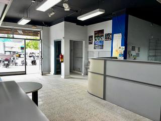 Local commercial à Avinguda de les corts catalanes 501. Local en venta