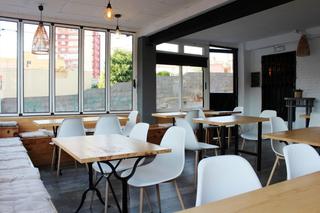 Lloguer Local Comercial a Avenida faro del 85. Cafetería en alquiler en oropesa del mar, lista para iniciar la