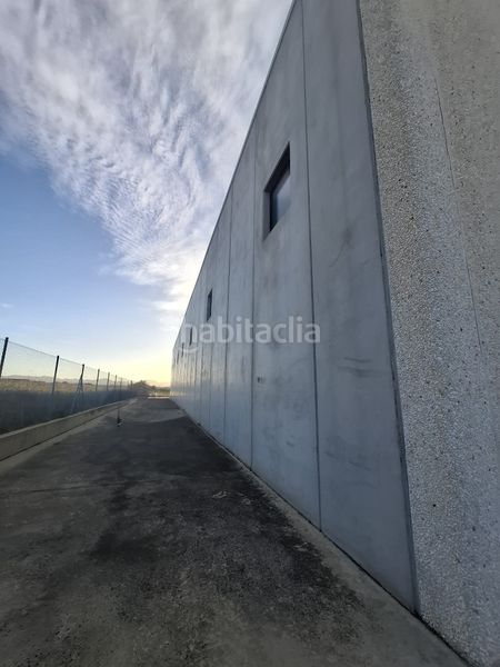 Foto e809bc91-1642-40e8-a9a4-553cde47b8ed. Nave industrial en Valls