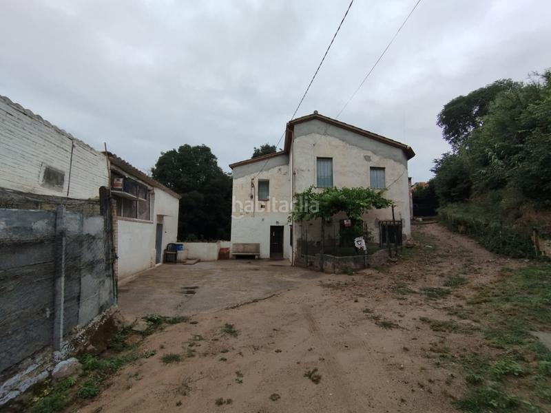 Foto eb854db0-72a2-47a7-aba6-8d255e5bc4ef. Masia amb xemeneia a Canovelles