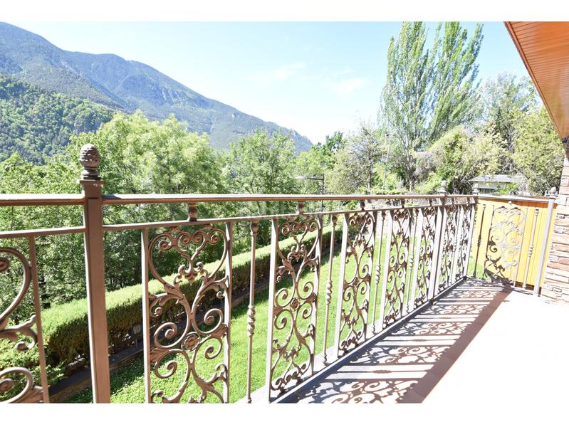 Foto 3e0f10e5-a5bd-4c81-b75f-009dafbf9e9f. Casa amb aparcament a Centro Andorra la Vella