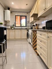 Flat  Avinguda del camp d'esports. Pisazo de 4 habitaciones en zona inmejorable
