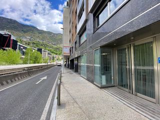 Alquiler Local Comercial en Els Vilars d�Engordany. 400m2 de local en lloguer al centre d'andorra