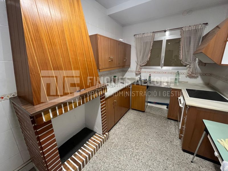 Foto c5c062bd-d1d9-43e1-9c44-048735937f2d. Edifici a Tremp