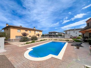 Terreny residencial a Carrer del riu muga 8. Parcela de 446 m2 con valla perimetral y piscina en vilamalla