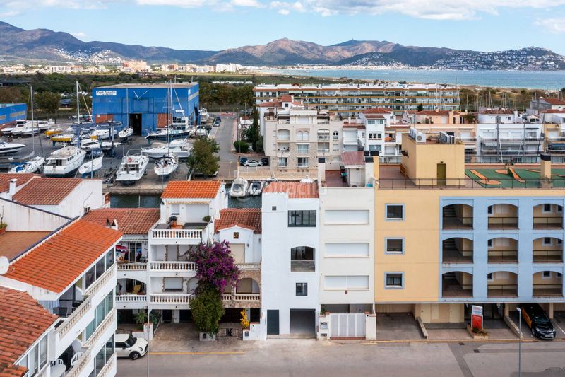 Foto ca5f5a5d-69d3-4fa7-8a53-39922f2ed858. Edificio in Salins - Cavall de Mar Empuriabrava