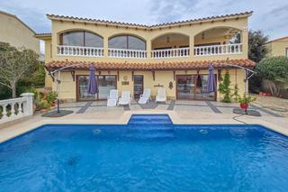 Casa  Carrer andalusia. Exclusiva casa en mas fumats con vistas a la bada de rosas