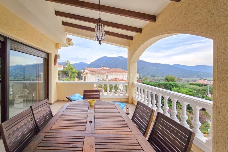Foto a6537687-c2e0-4482-8b2c-fad3cee13bd0. Casa amb calefacció aparcament piscina a Centre Roses