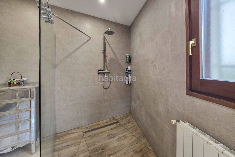 Foto a93a6fb4-8596-4459-a967-49db104eea61. Casa amb calefacció aparcament piscina a Centre Roses