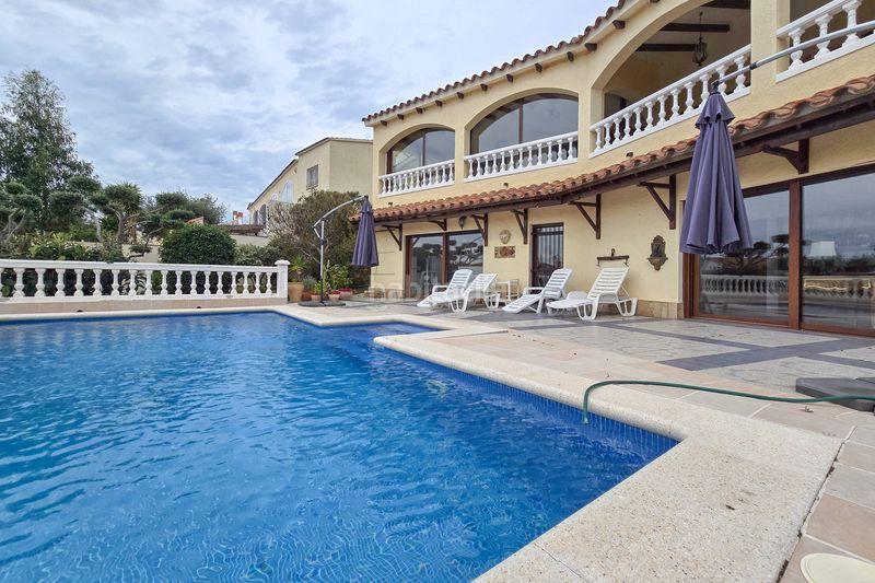 Foto a9a6df95-09f6-4396-af11-c1717cc03bf1. Casa amb calefacció aparcament piscina a Centre Roses