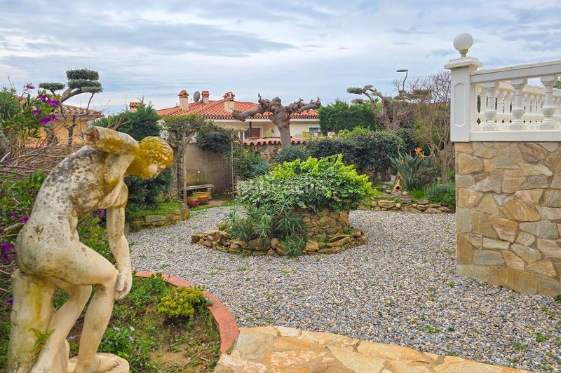 Foto bcb12124-bb79-4f73-b317-6e3fd0f928bc. Casa amb calefacció aparcament piscina a Centre Roses