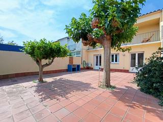 Maison  Carrer de la provena. Chalet adosado con carcter, chimenea y terrazas en sant pere pe