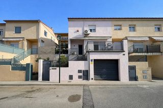 Casa en Eixample Residencial. Casa adosada en la closa del llop, zona residencial en lescala
