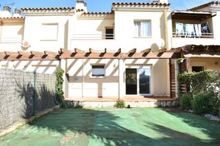 Casa  Carrer fluvia. Casa adosada con jard�n y terraza en lescala, gran potencial cer