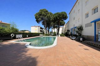 Piso  Dels riells. Luminoso apartamento con terraza y piscina a 10 min de la playa