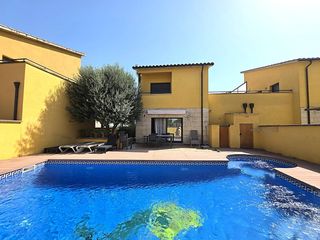 Haus  Urbanizacion olot. Casa con piscina, terrazas y vistas al mar en bon relax, sant pe