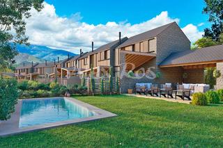 Casa  N/a. Jardín privado y piscina, en bor, pueblo con servicios a la sali