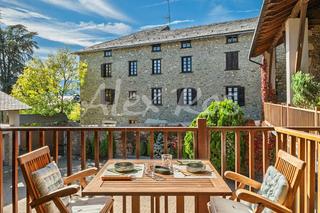 Casa  Sant galderic. Bolvir esquinera con terraza porche