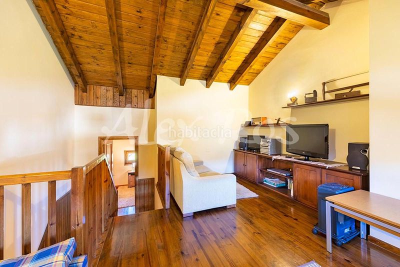 Foto b21f01b4-f342-4f97-845d-6bcc152d4d85. Casa amb aparcament a Isòvol