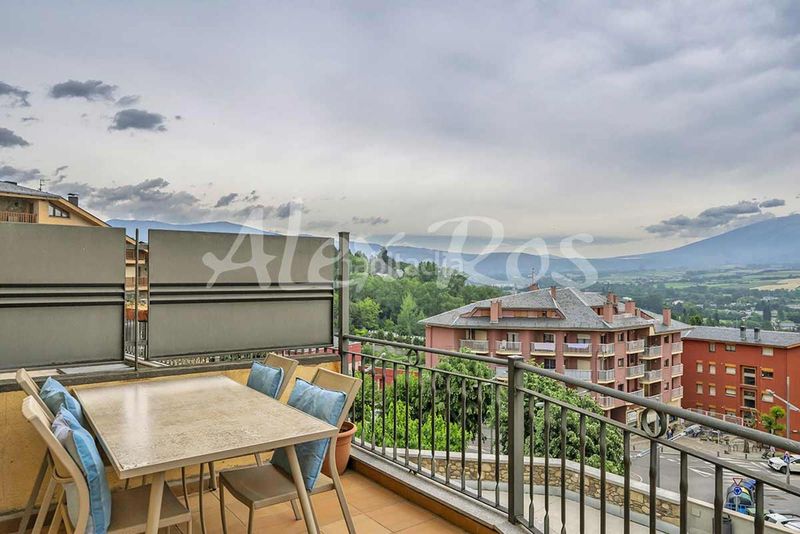Foto c1804b2a-2b7e-4899-a992-f9b10881b51c. Pis amb aparcament a Puigcerdà