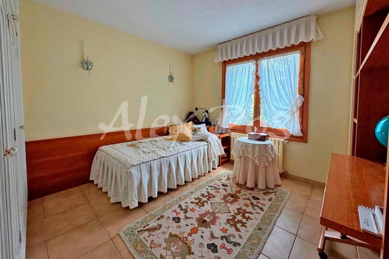 Foto 342ca01f-1527-4338-bfab-fb7569c08236. Casa amb calefacció aparcament piscina a Seu d´Urgell (La)