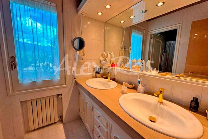 Foto 8d92b484-a632-47dc-9695-b01f1d13cbf6. Casa amb calefacció aparcament piscina a Seu d´Urgell (La)