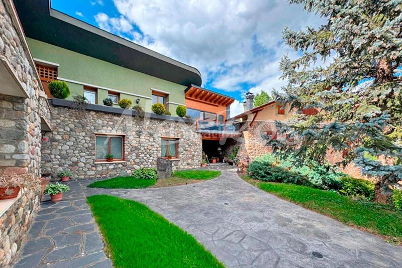 Foto a5bf0794-efef-40ea-a6d5-cf4e48aefa5f. Casa amb calefacció aparcament piscina a Seu d´Urgell (La)