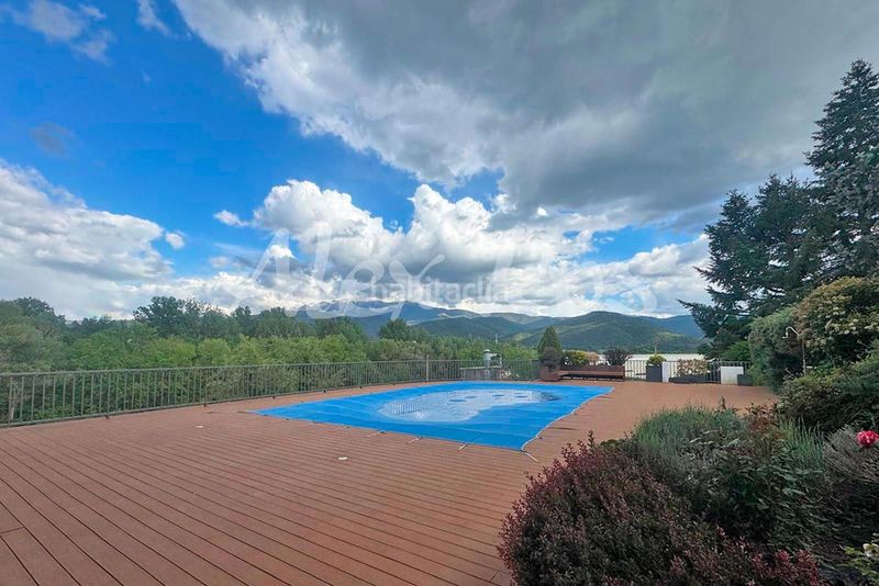 Foto c5bd8bee-abd9-48d3-9e44-b382005edf2d. Casa amb calefacció aparcament piscina a Seu d´Urgell (La)