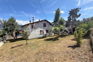 Casa  N/a. Casa independiente con gran jardín a un paso de llívia