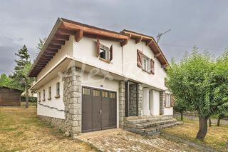 Casa  N/a. Casa independiente con gran jardín a un paso de llívia
