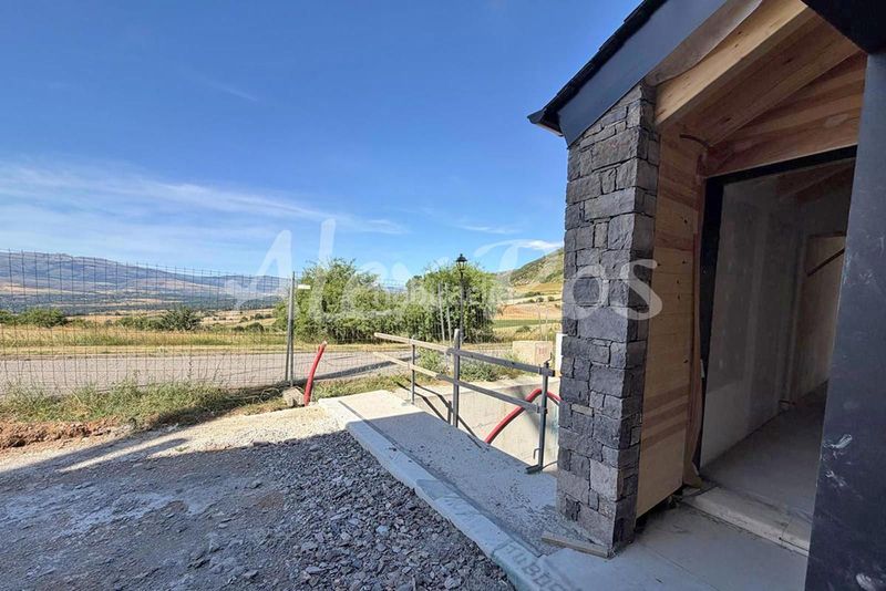 Foto 49cede90-fbd4-4239-b889-2dd1dc6db1cb. Casa amb calefacció aparcament piscina a Das
