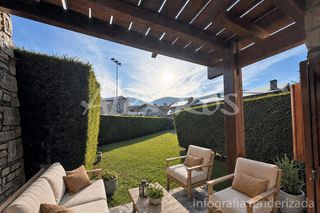 House  Barri. Esquinera en prats i sansor  jardín privado y comunitario