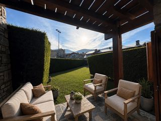 Maison  Barri. Esquinera en prats i sansor  jardín privado y comunitario