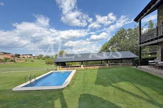 Casa  N/a. Olopte, esquinera, jardín y piscina