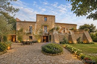 Haus  Forallac. Masía del siglo xviii con 11,6 hectáreas junto a peratallada
