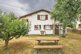 House  N/a. Casa independiente con gran jardín a un paso de llívia