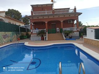 Chalet en Castellet i la Gornal. Chalet con 5 habitaciones con parking, piscina, calefacción, air