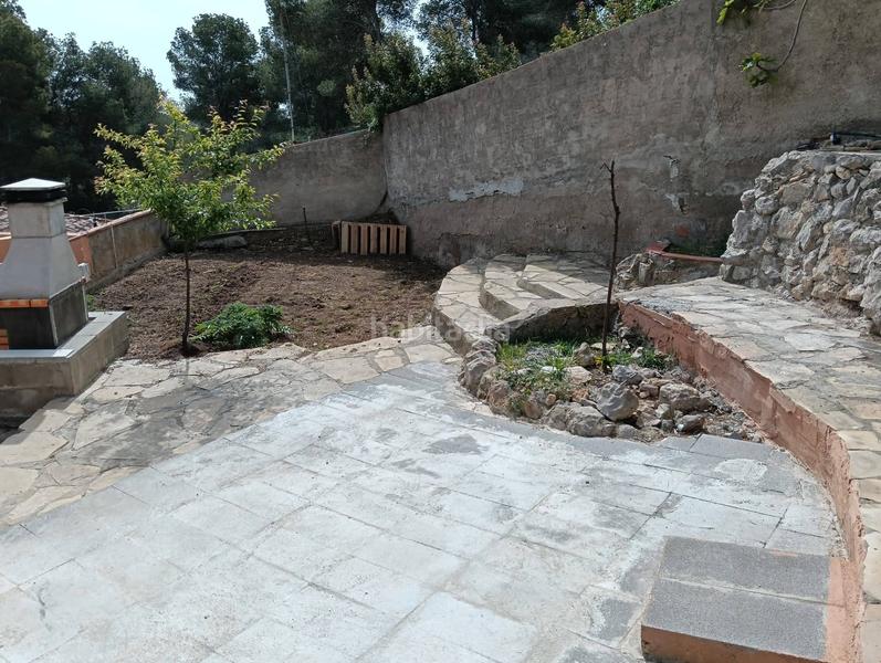 Foto 0d9b1b15-7e01-4661-887b-cedf2aff6010. Casa amb xemeneia aparcament piscina a costa Cunit - els jardins - els rosers Cunit